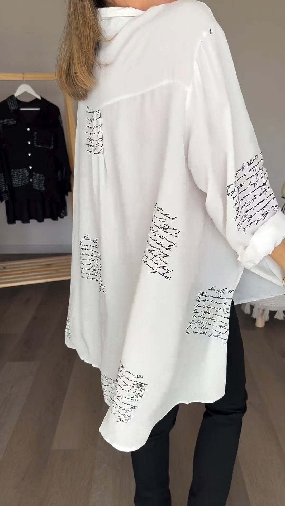 Button-Up Chemise mit handschriftlichem Design