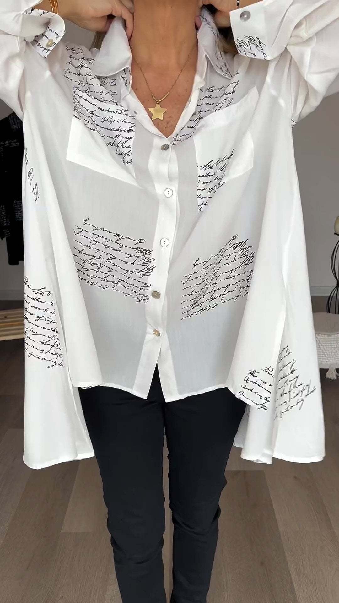 Button-Up Chemise mit handschriftlichem Design